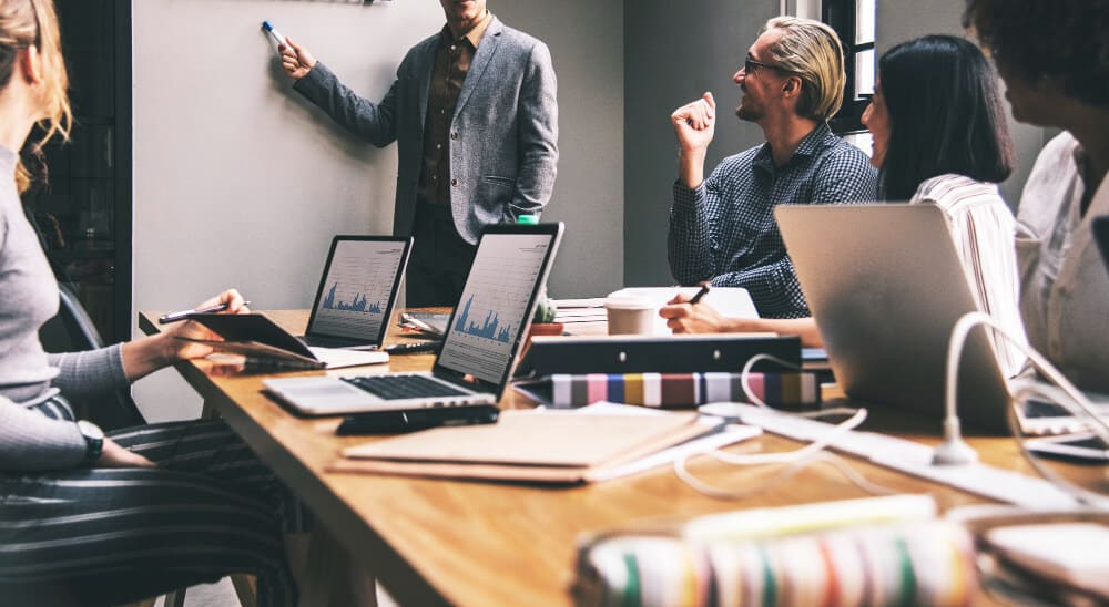 grupo de pessoas diversas tendo uma reuniao de negocios