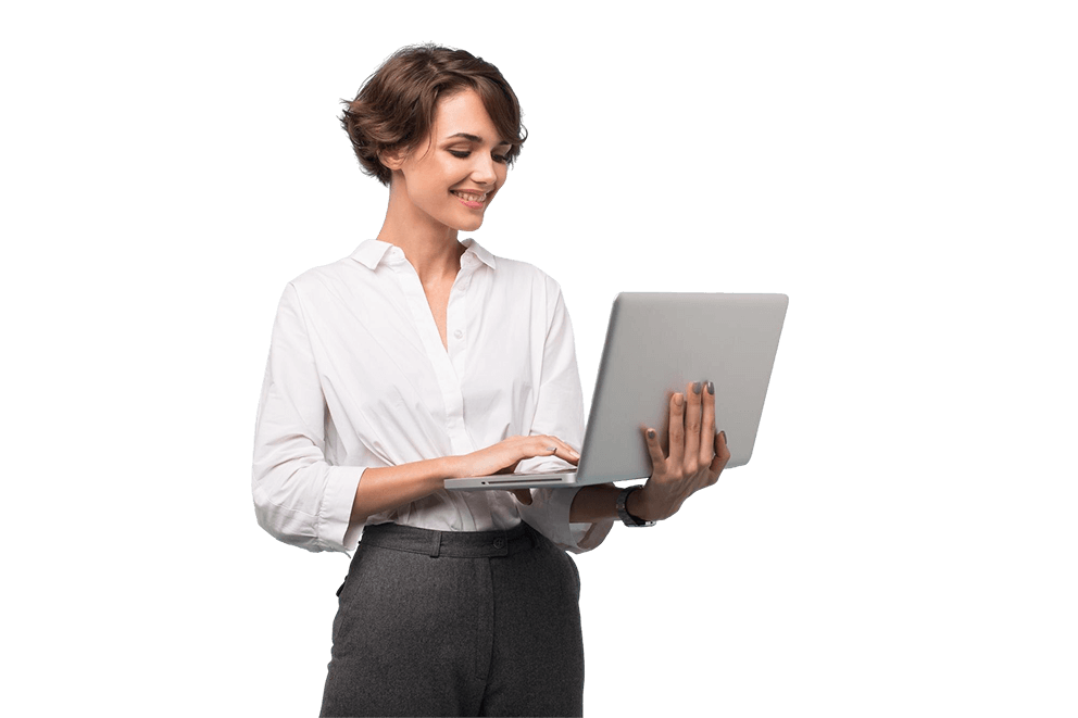 jovem empresaria muito sorridente com cabelo curto escuro na camisa branca trabalhando no laptop sobre fundo azul isolado 1 1